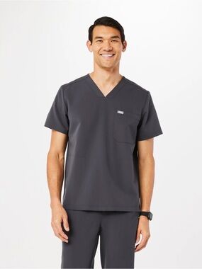 NWT FIGS Men’s Chisec Three Pocket Scrub Top
